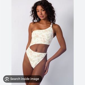 Skatie Nicole One Piece in Naples Size M